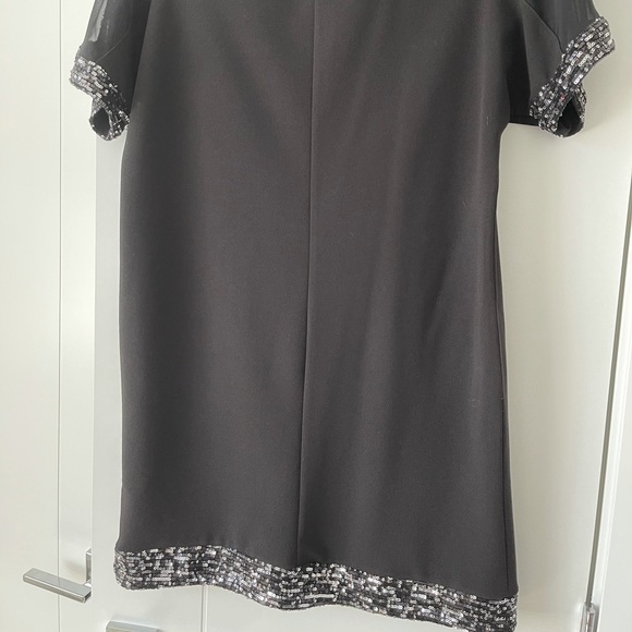 Long top with sequin detail on shoulders and bottom edge. Loose fit - Picture 3 of 3